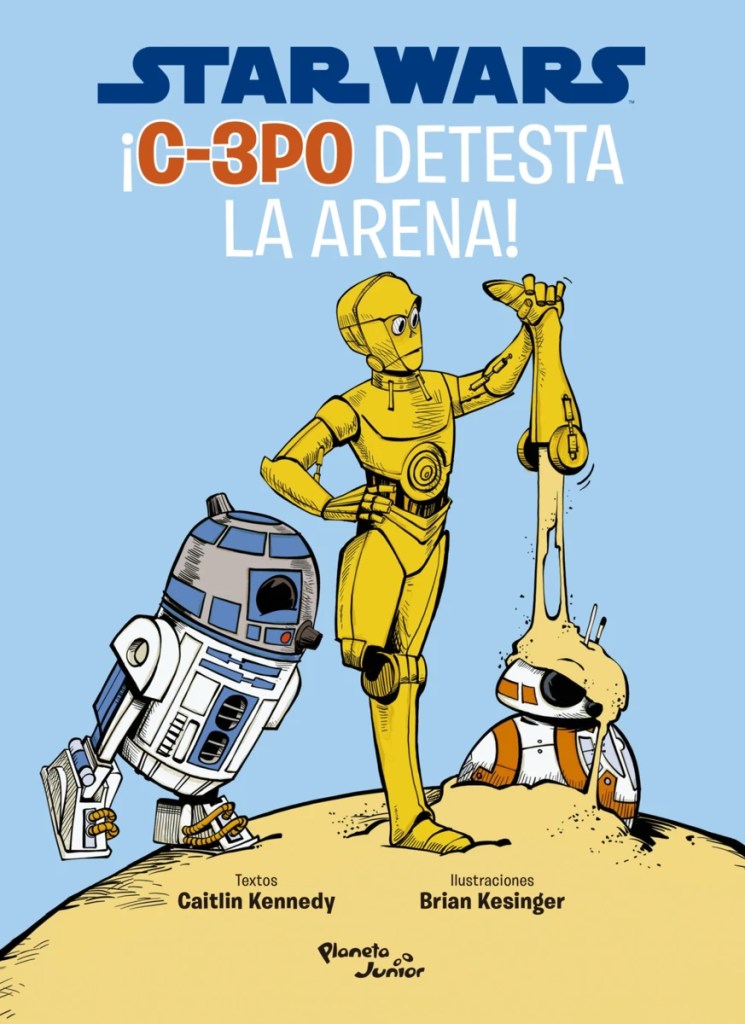 Portada de "¡C-3PO Detesta La Arena!" mostrantdo al personaje titular vaciar arena de su pata sobre BB-8 mientras R2-D2 los mira.