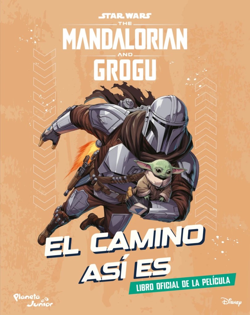 Portada de "El Camino Así Es", libro oficial de la película The Mandalorian and Grogu, mostrando a Grogu siendo cargado por Din Djarin quien está volando usando su jetpack.